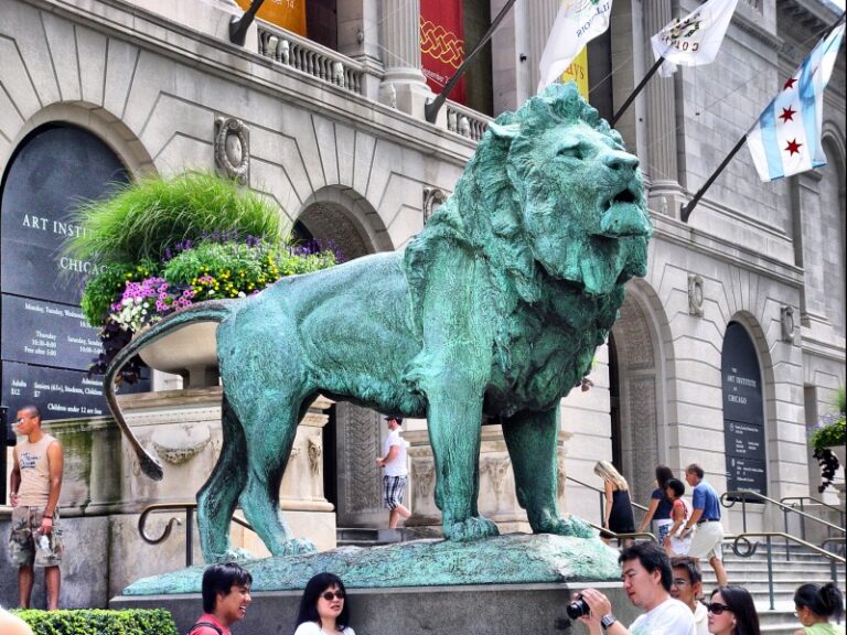 lion sculpture in front of chicago art institute